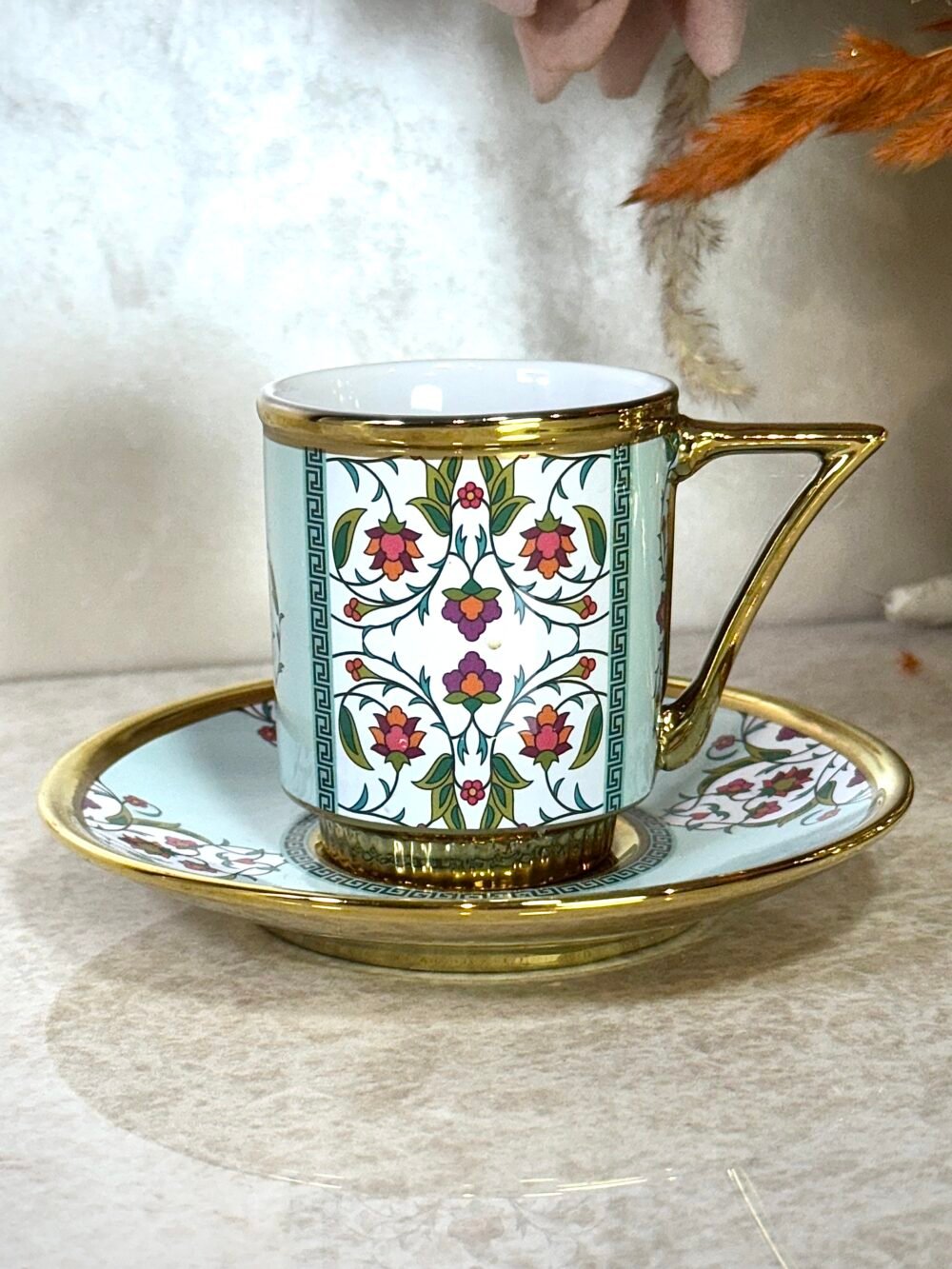 Ensemble de 6 Tasses et Sous-Tasses Antiques – Blanc avec Motif Roses Rouges et Cyan Élégant