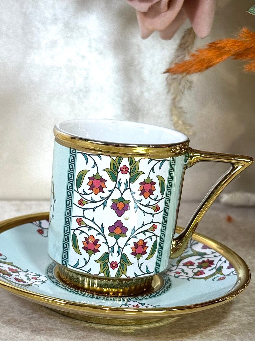 Ensemble de 6 Tasses et Sous-Tasses Antiques – Blanc avec Motif Roses Rouges et Cyan Élégant