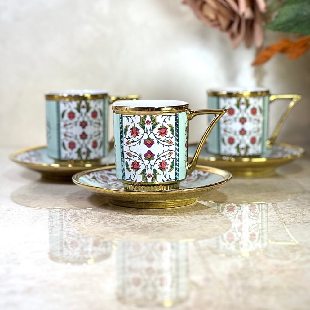 Ensemble de 6 Tasses et Sous-Tasses Antiques – Blanc avec Motif Roses Rouges et Cyan Élégant