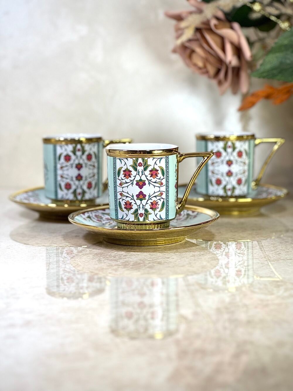 Ensemble de 6 Tasses et Sous-Tasses Antiques – Blanc avec Motif Roses Rouges et Cyan Élégant