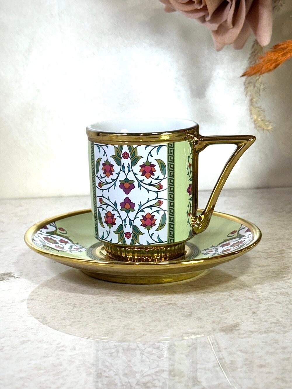 Ensemble de 6 Tasses et Sous-Tasses Antiques – Blanc avec Motif Roses Rouges et Vert Clair