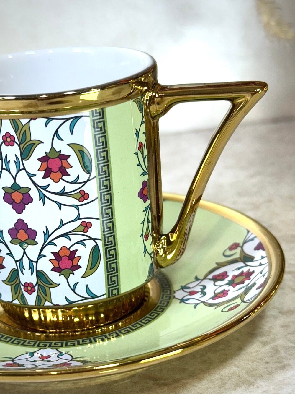 Ensemble de 6 Tasses et Sous-Tasses Antiques – Blanc avec Motif Roses Rouges et Vert Clair