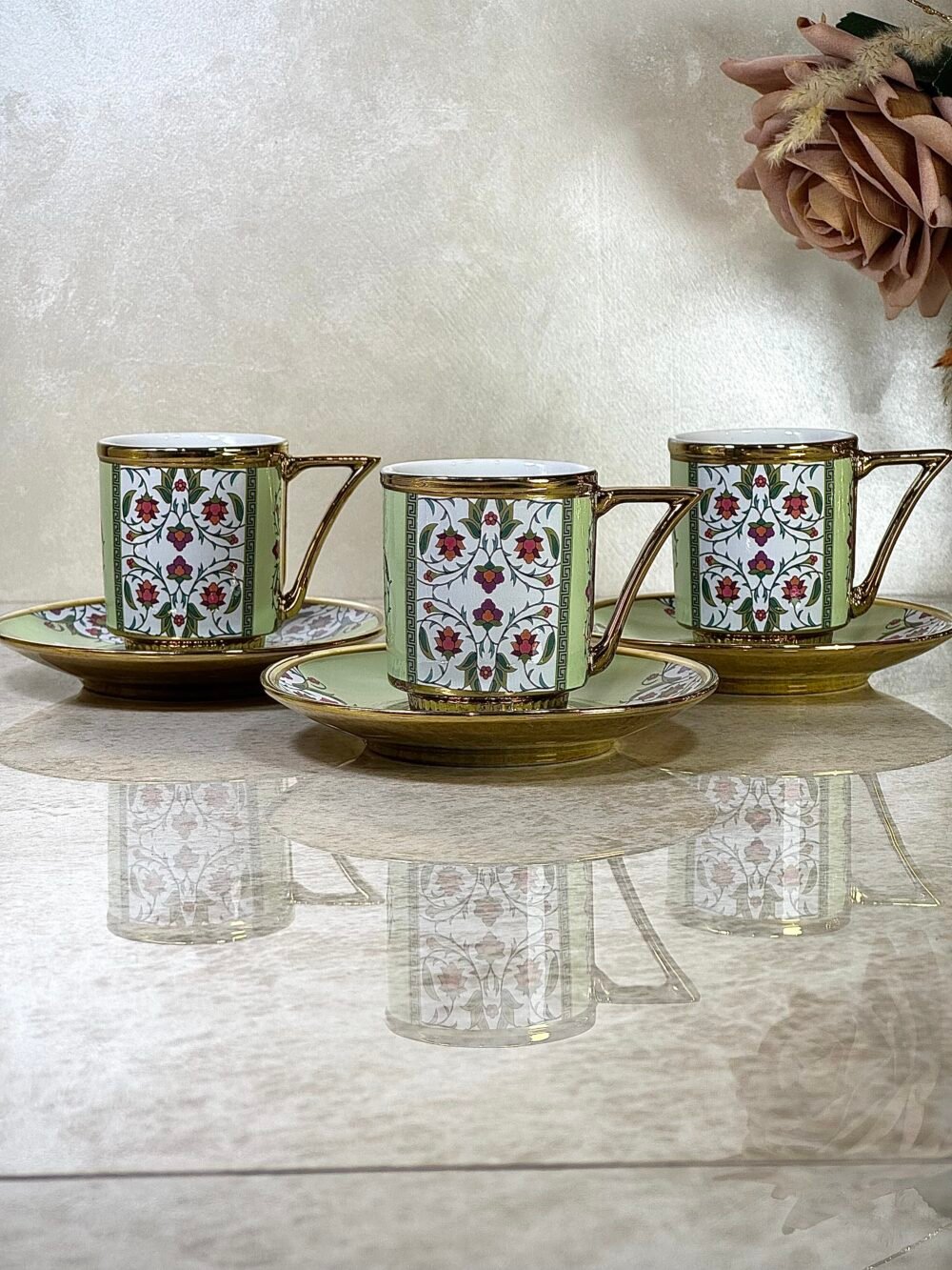 Ensemble de 6 Tasses et Sous-Tasses Antiques – Blanc avec Motif Roses Rouges et Vert Clair