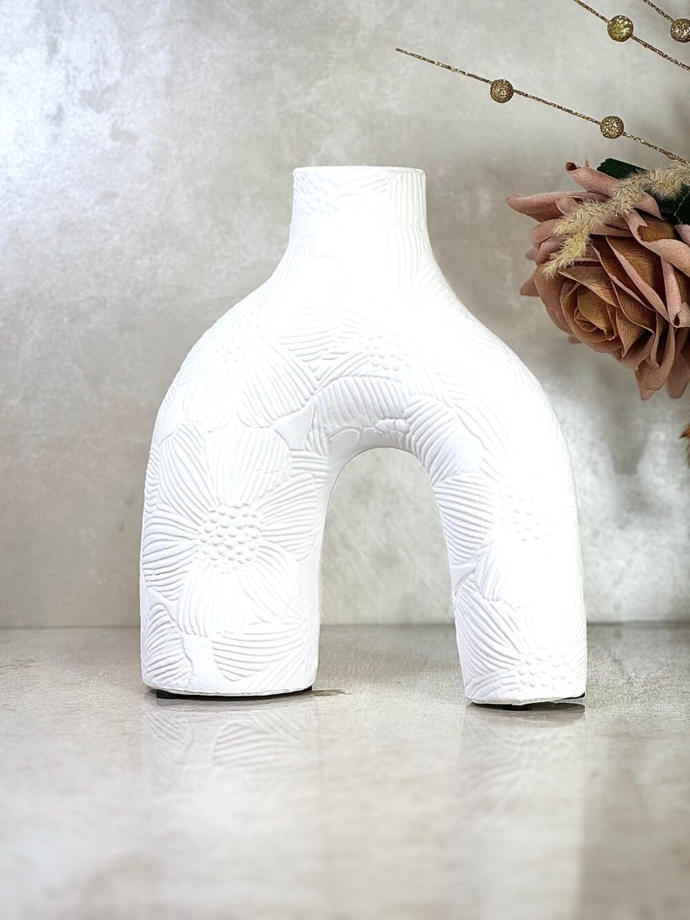 Ensemble de 2 Vases Abstraits Blancs en forme de n – Design avec Motif Fleur Élégant