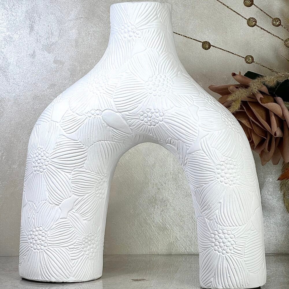 Ensemble de 2 Vases Abstraits Blancs en forme de n – Design avec Motif Fleur Élégant