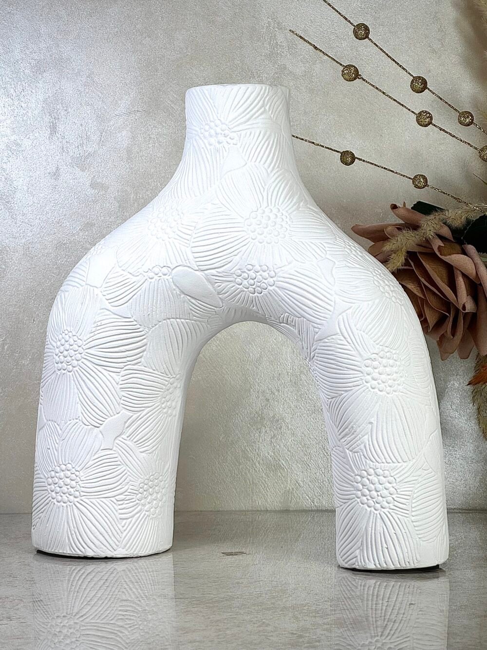 Ensemble de 2 Vases Abstraits Blancs en forme de n – Design avec Motif Fleur Élégant
