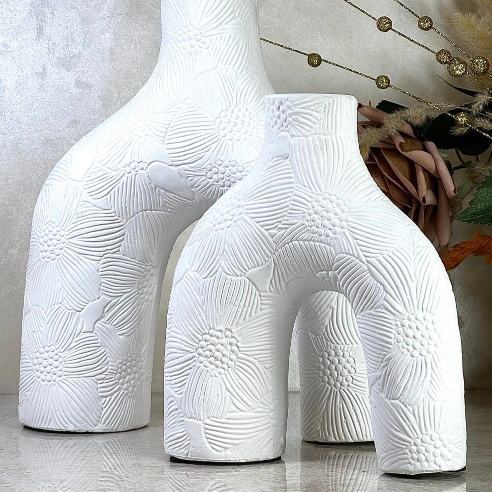 Ensemble de 2 Vases Abstraits Blancs en forme de n – Design avec Motif Fleur Élégant
