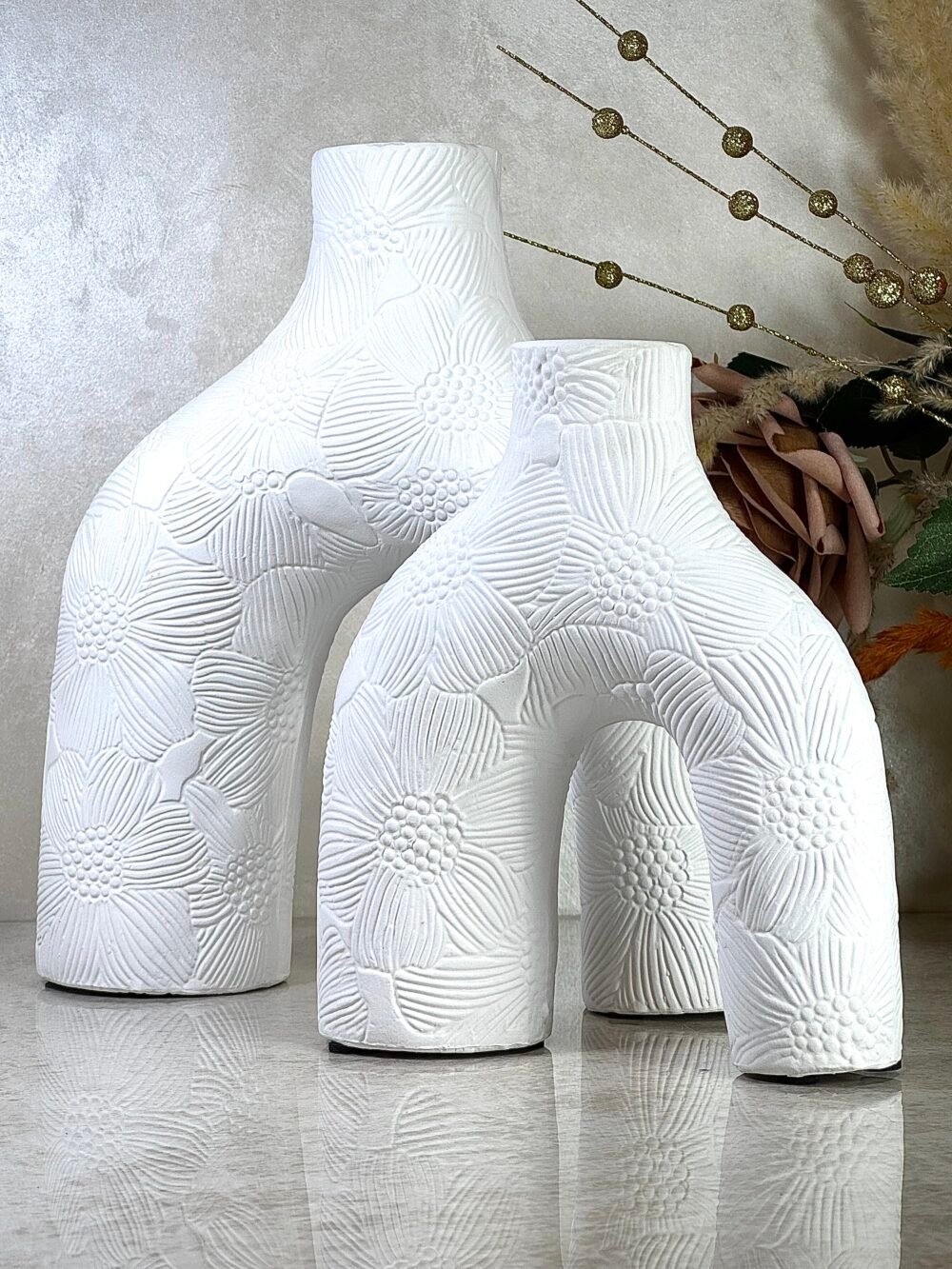 Ensemble de 2 Vases Abstraits Blancs en forme de n – Design avec Motif Fleur Élégant