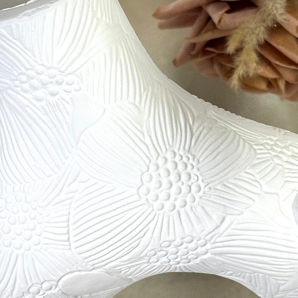 Ensemble de 2 Vases Abstraits Blancs en forme de n – Design avec Motif Fleur Élégant