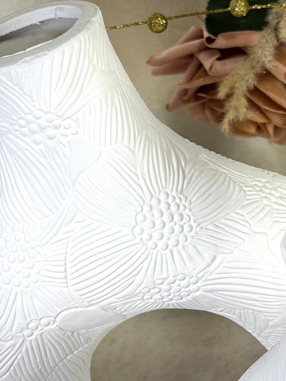 Ensemble de 2 Vases Abstraits Blancs en forme de n – Design avec Motif Fleur Élégant
