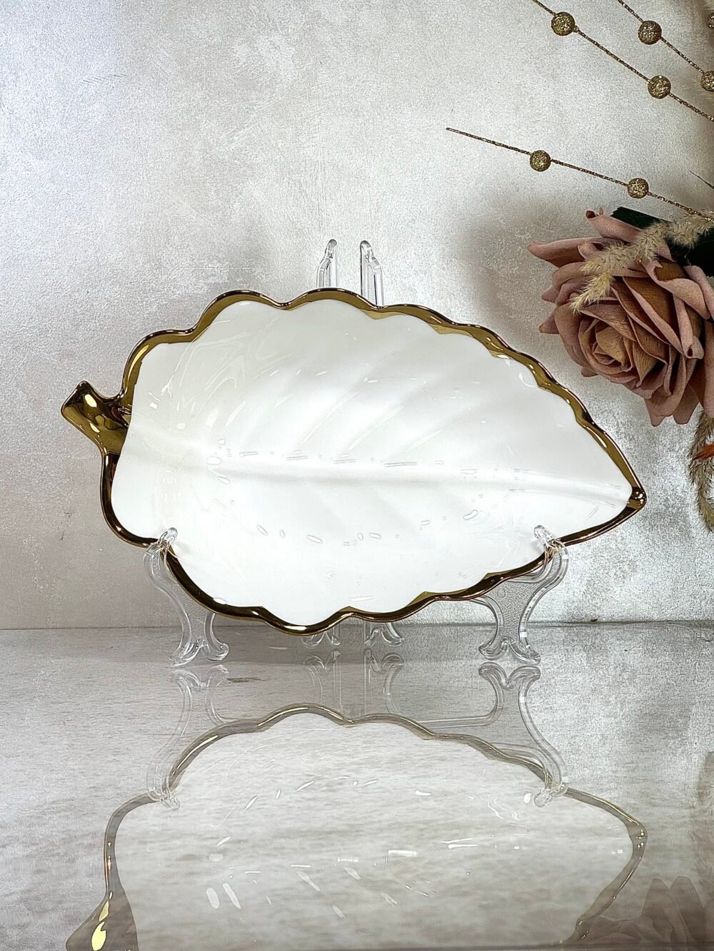Bol en Forme de Feuille – Blanc et Doré Brillant pour une Table Élégante