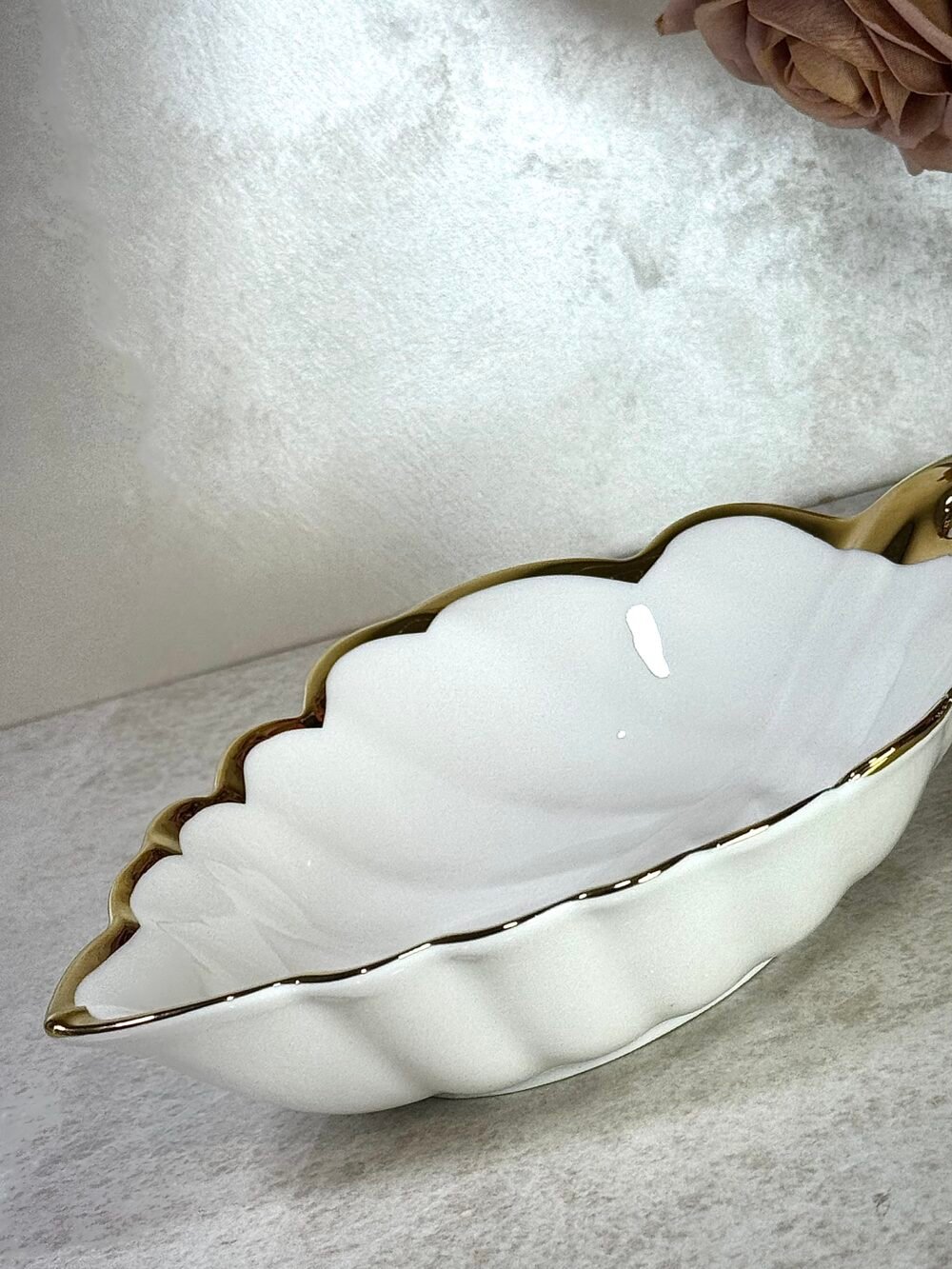 Bol en Forme de Feuille – Blanc et Doré Brillant pour une Table Élégante