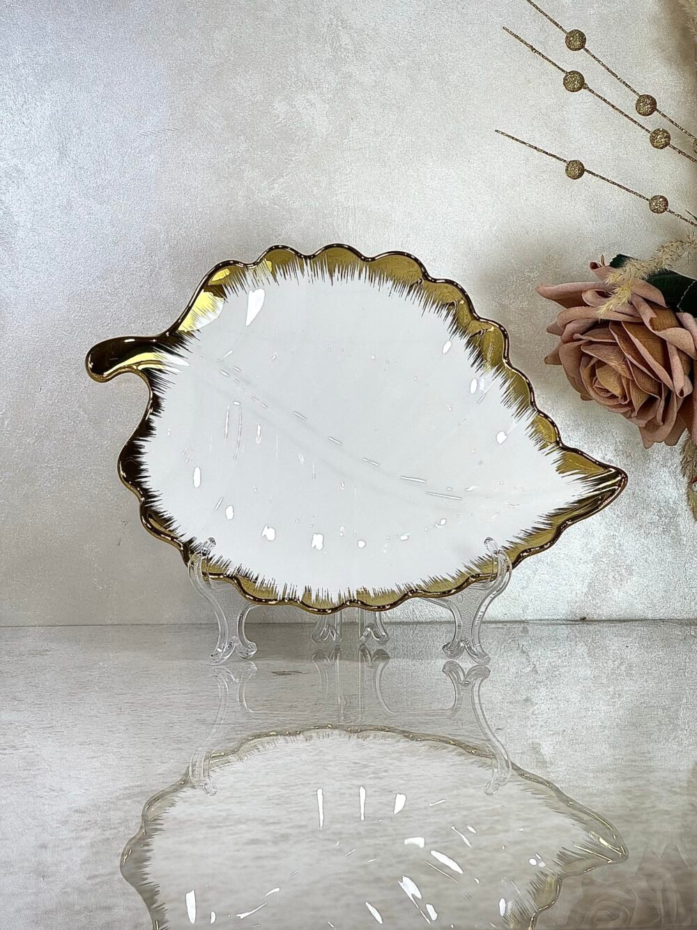 Assiette de Présentation Feuille Blanche et Dorée – Deux Tailles Disponibles pour une Table Élégante et Naturelle