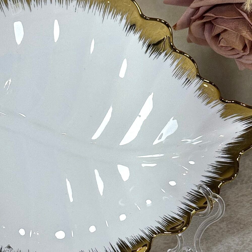 Assiette de Présentation Feuille Blanche et Dorée – Deux Tailles Disponibles pour une Table Élégante et Naturelle