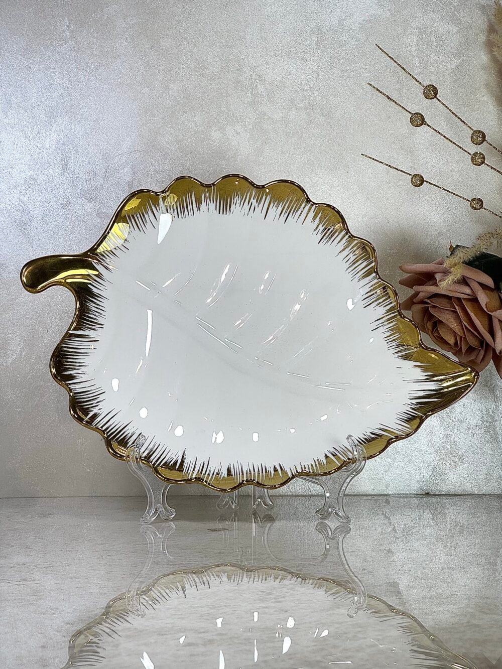 Assiette de Présentation Feuille Blanche et Dorée – Deux Tailles Disponibles pour une Table Élégante et Naturelle