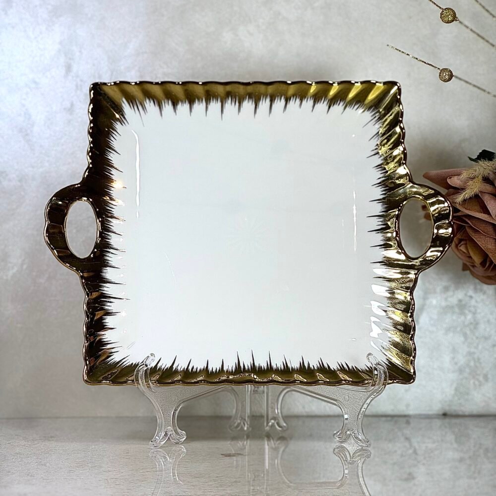 Assiette Carrée Blanche et Dorée avec Poignées – Élégance Moderne pour Votre Table