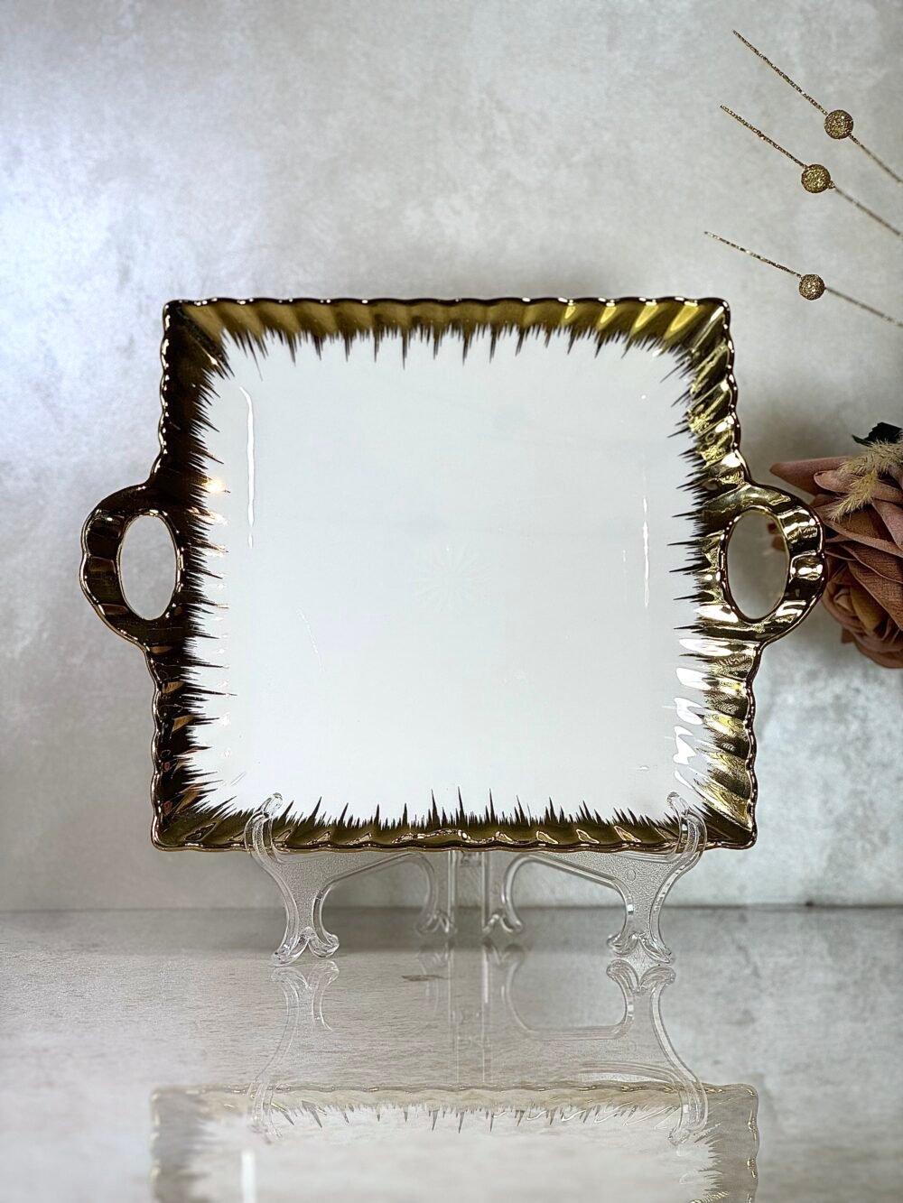 Assiette Carrée Blanche et Dorée avec Poignées – Élégance Moderne pour Votre Table