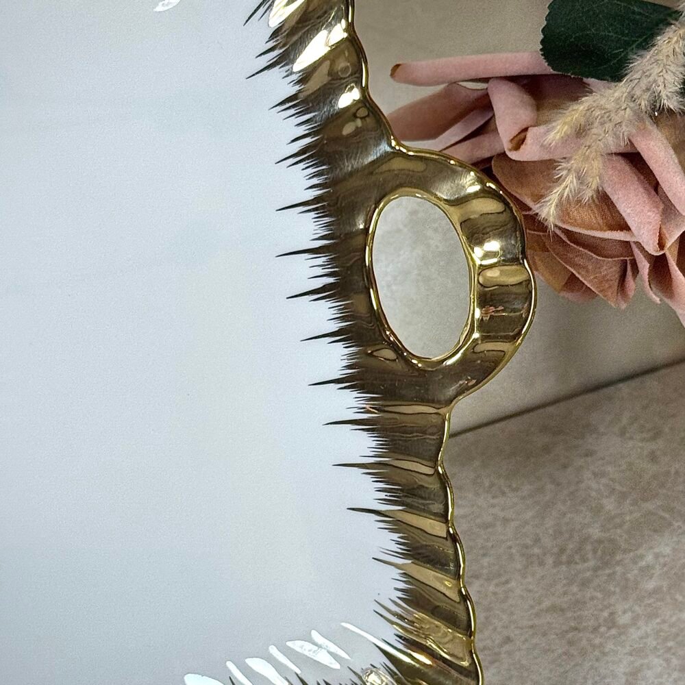 Assiette Carrée Blanche et Dorée avec Poignées – Élégance Moderne pour Votre Table