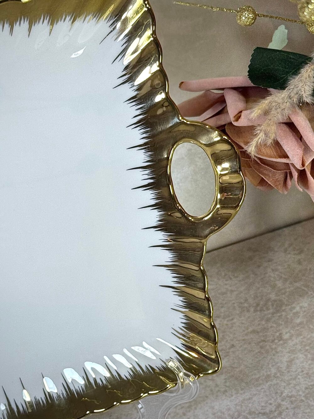 Assiette Carrée Blanche et Dorée avec Poignées – Élégance Moderne pour Votre Table