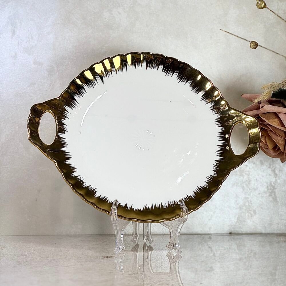 Assiette Ronde Blanche et Dorée avec Poignées – Élégance Moderne pour Votre Table