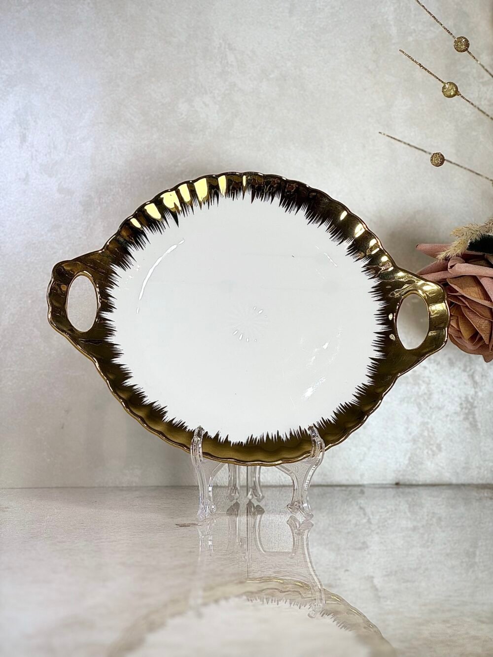 Assiette Ronde Blanche et Dorée avec Poignées – Élégance Moderne pour Votre Table