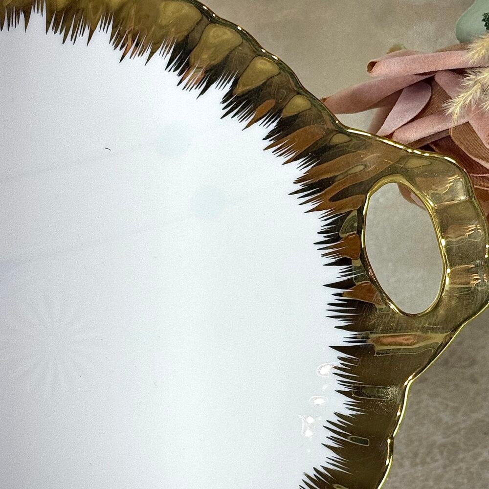 Assiette Ronde Blanche et Dorée avec Poignées – Élégance Moderne pour Votre Table