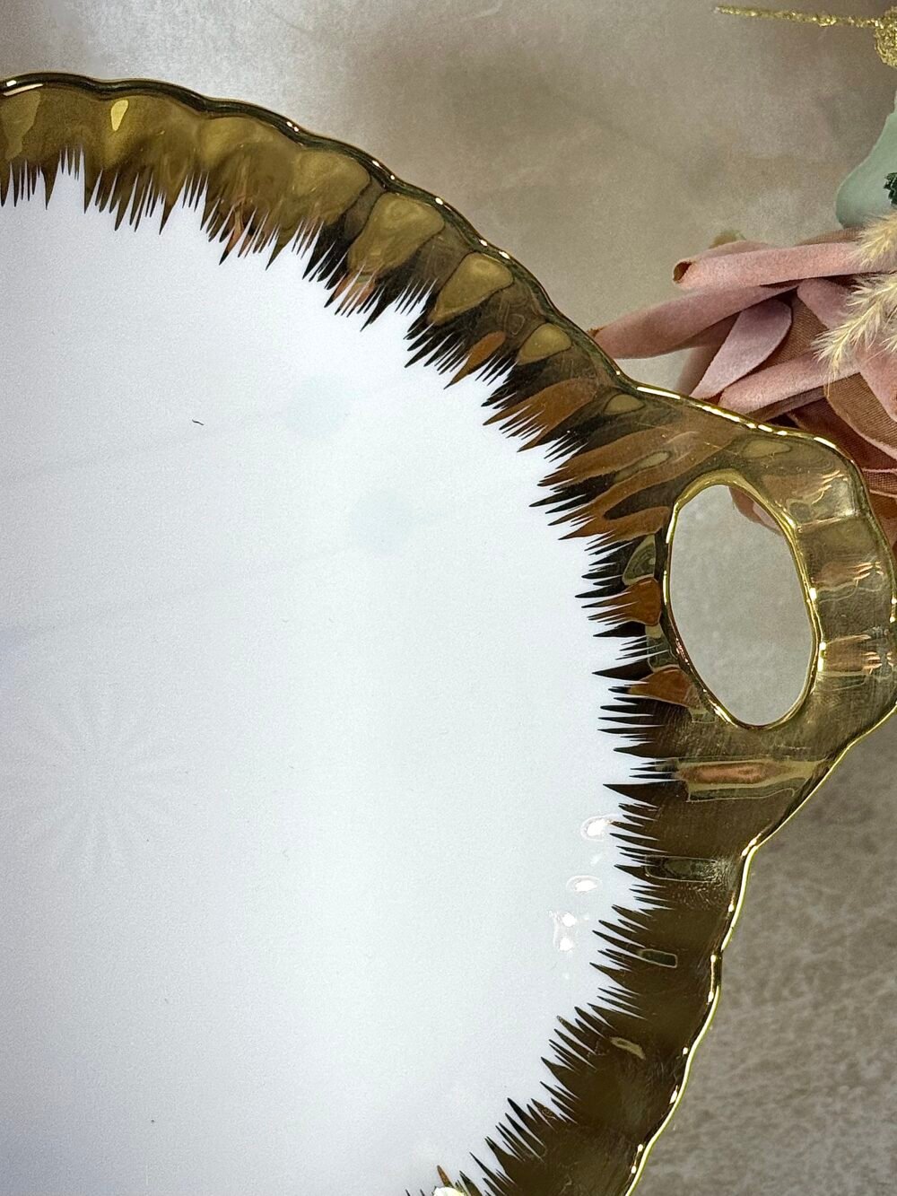 Assiette Ronde Blanche et Dorée avec Poignées – Élégance Moderne pour Votre Table