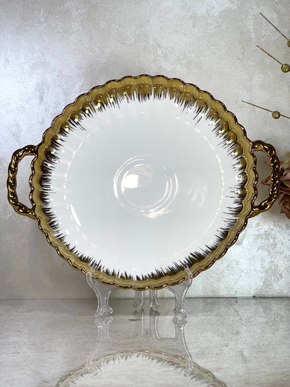 Assiette Ronde Blanc et Doré avec Poignées – Design Élégant et Pratique pour Votre Table