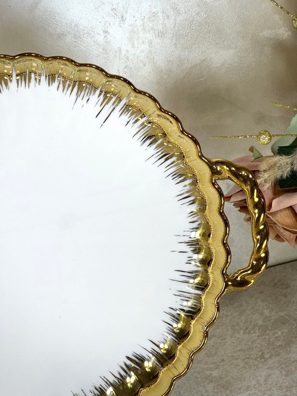 Assiette Ronde Blanc et Doré avec Poignées – Design Élégant et Pratique pour Votre Table