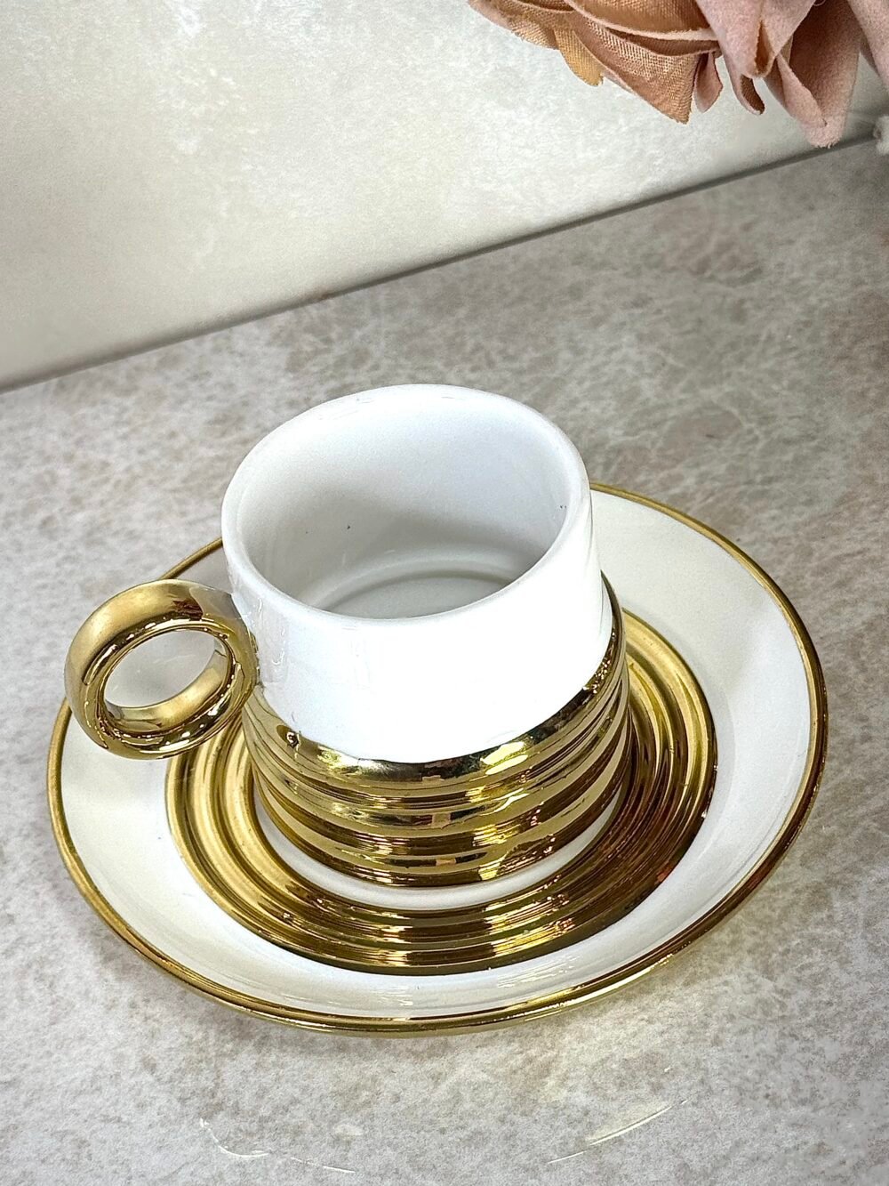 Ensemble de 6 Tasses à Café et Sous-Tasses Blanches et Dorées – Design Élégant et Moderne