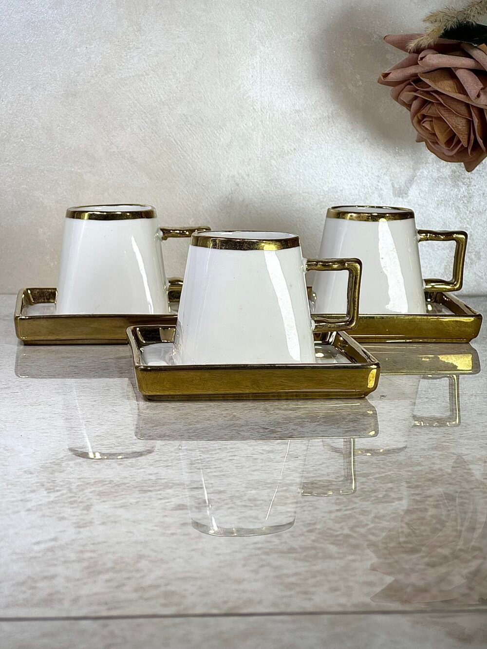 Ensemble de 6 Tasses à Café et Sous-Tasses Carrées Blanches et Dorées – Design Élégant et Moderne