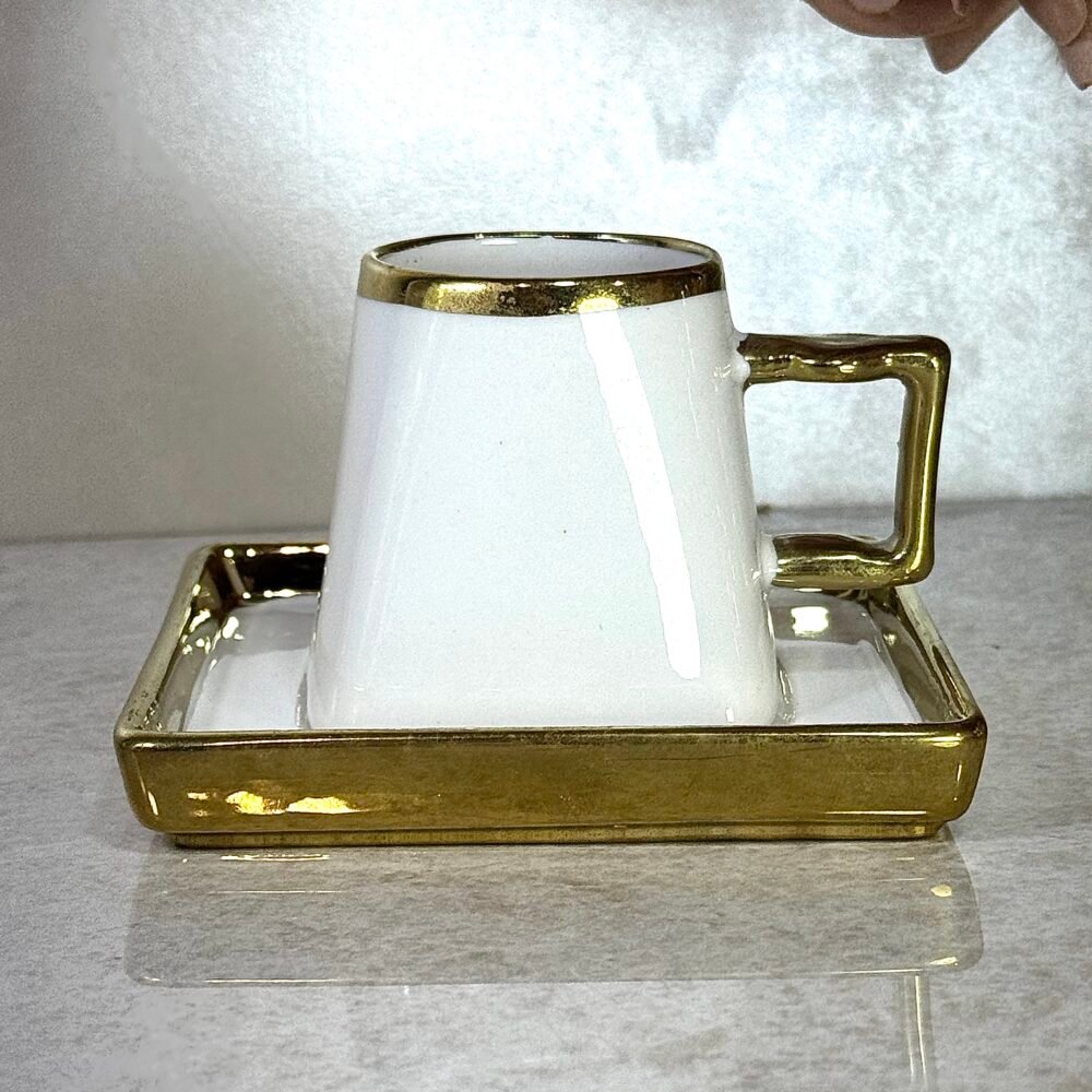 Ensemble de 6 Tasses à Café et Sous-Tasses Carrées Blanches et Dorées – Design Élégant et Moderne