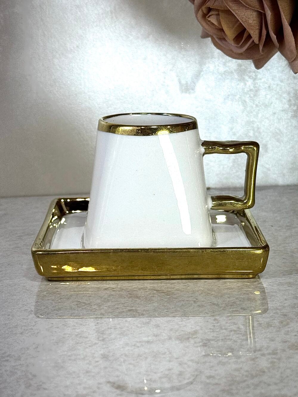 Ensemble de 6 Tasses à Café et Sous-Tasses Carrées Blanches et Dorées – Design Élégant et Moderne