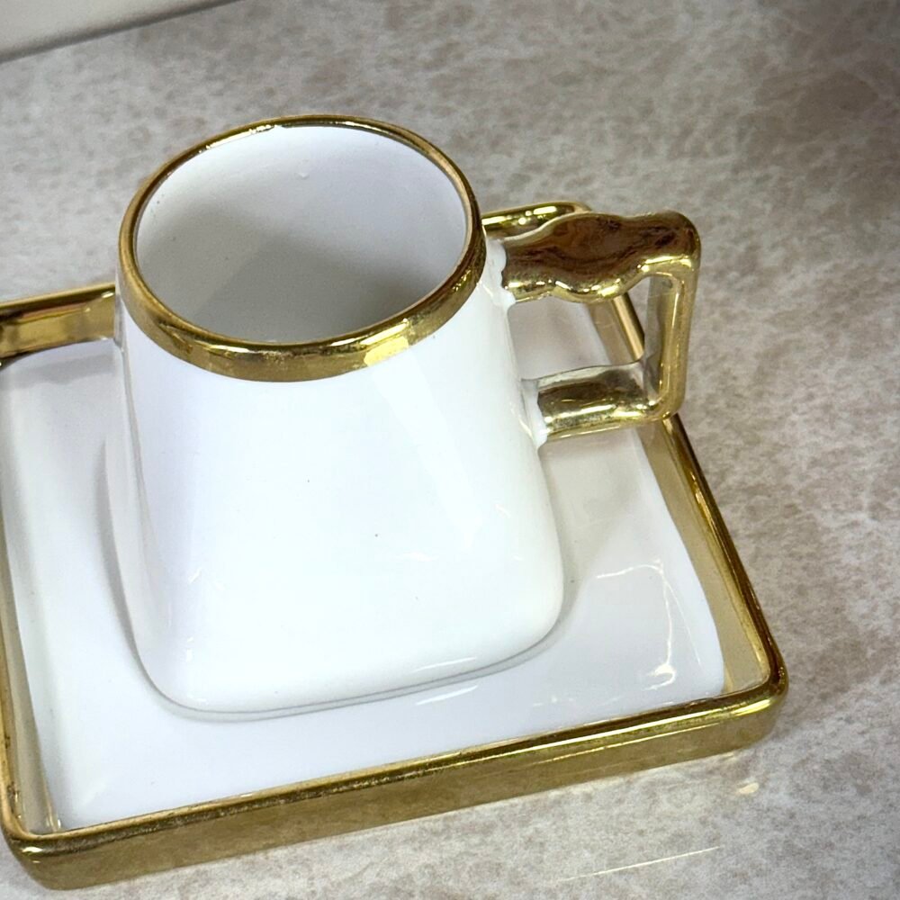 Ensemble de 6 Tasses à Café et Sous-Tasses Carrées Blanches et Dorées – Design Élégant et Moderne