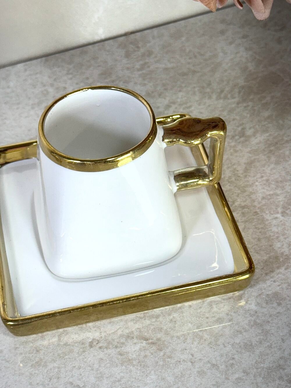 Ensemble de 6 Tasses à Café et Sous-Tasses Carrées Blanches et Dorées – Design Élégant et Moderne