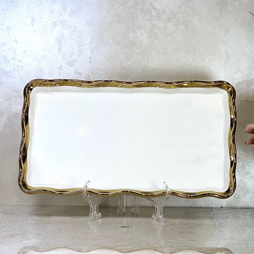 Assiette Rectangulaire de Présentation Blanche avec Motifs Dorés Élégants