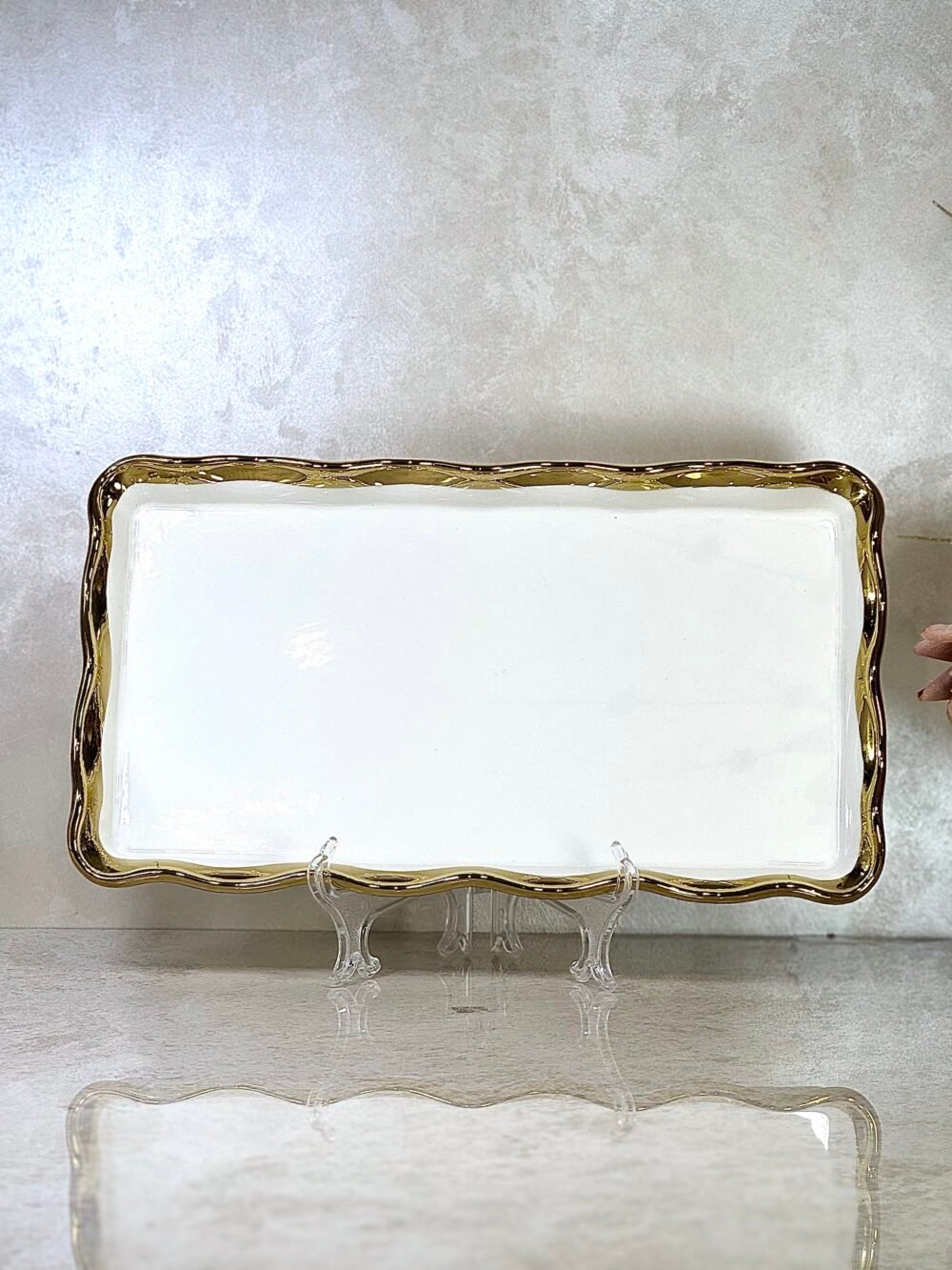 Assiette Rectangulaire de Présentation Blanche avec Motifs Dorés Élégants