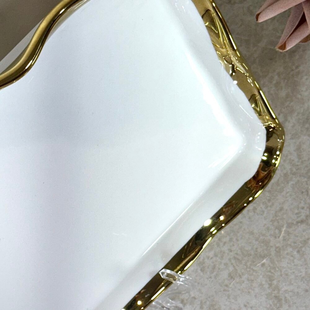 Assiette Rectangulaire de Présentation Blanche avec Motifs Dorés Élégants