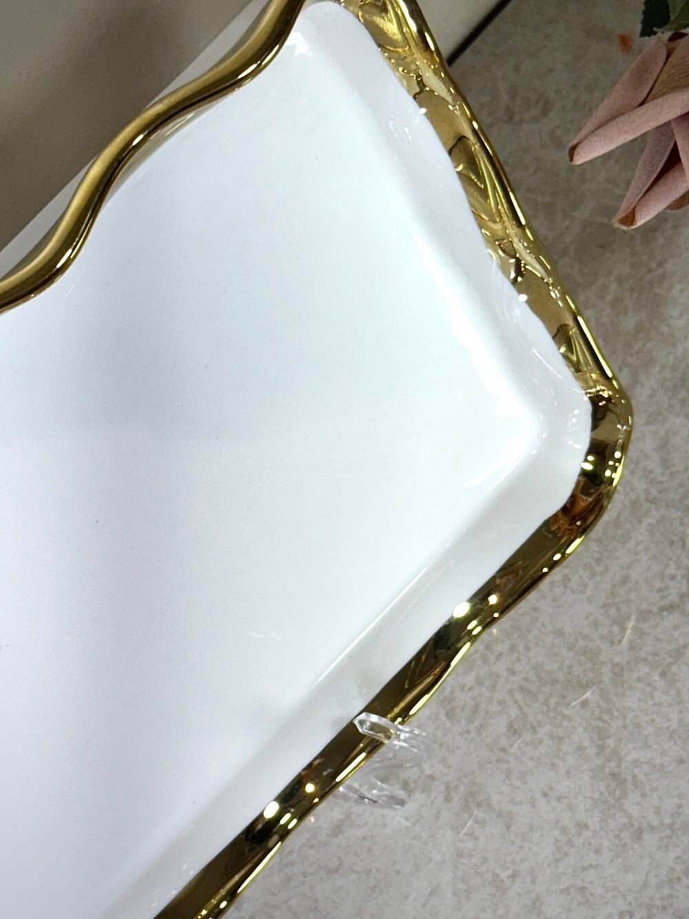 Assiette Rectangulaire de Présentation Blanche avec Motifs Dorés Élégants