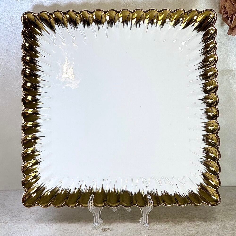 Assiette Carrée Blanche avec Bords Dorés – Disponible en 4 Tailles