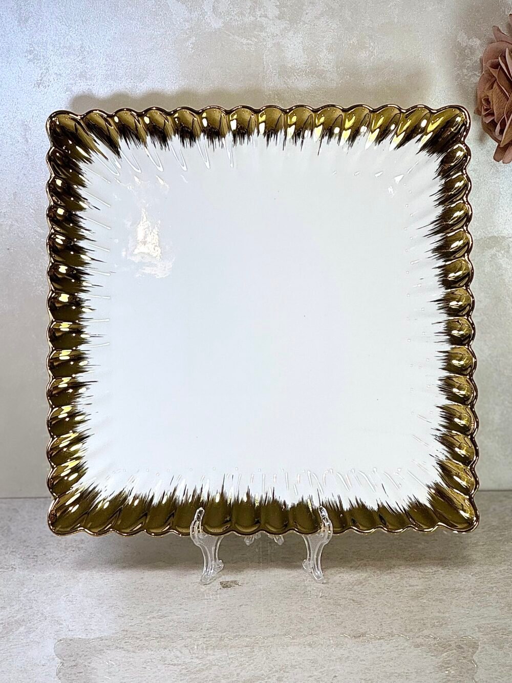 Assiette Carrée Blanche avec Bords Dorés – Disponible en 4 Tailles