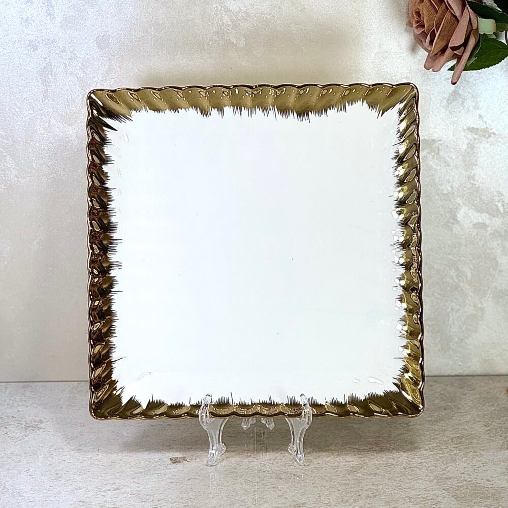 Assiette Carrée Blanche avec Bords Dorés – Disponible en 4 Tailles