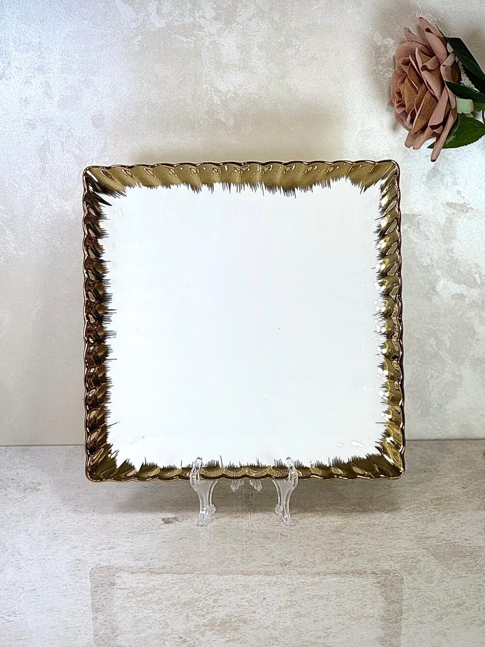 Assiette Carrée Blanche avec Bords Dorés – Disponible en 4 Tailles