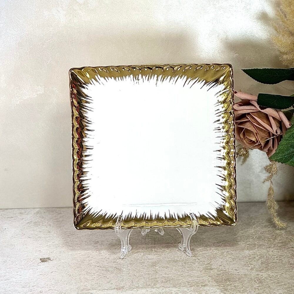Assiette Carrée Blanche avec Bords Dorés – Disponible en 4 Tailles