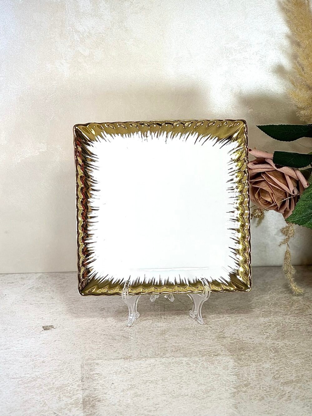 Assiette Carrée Blanche avec Bords Dorés – Disponible en 4 Tailles