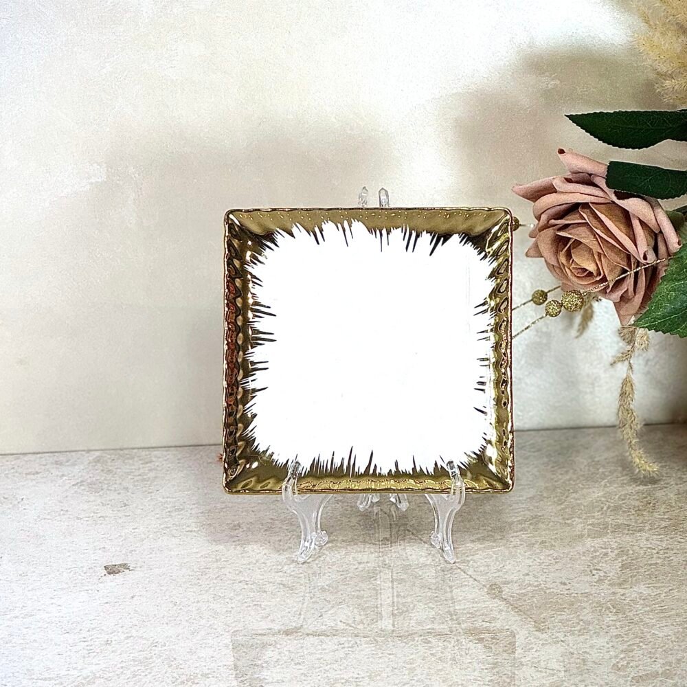 Assiette Carrée Blanche avec Bords Dorés – Disponible en 4 Tailles