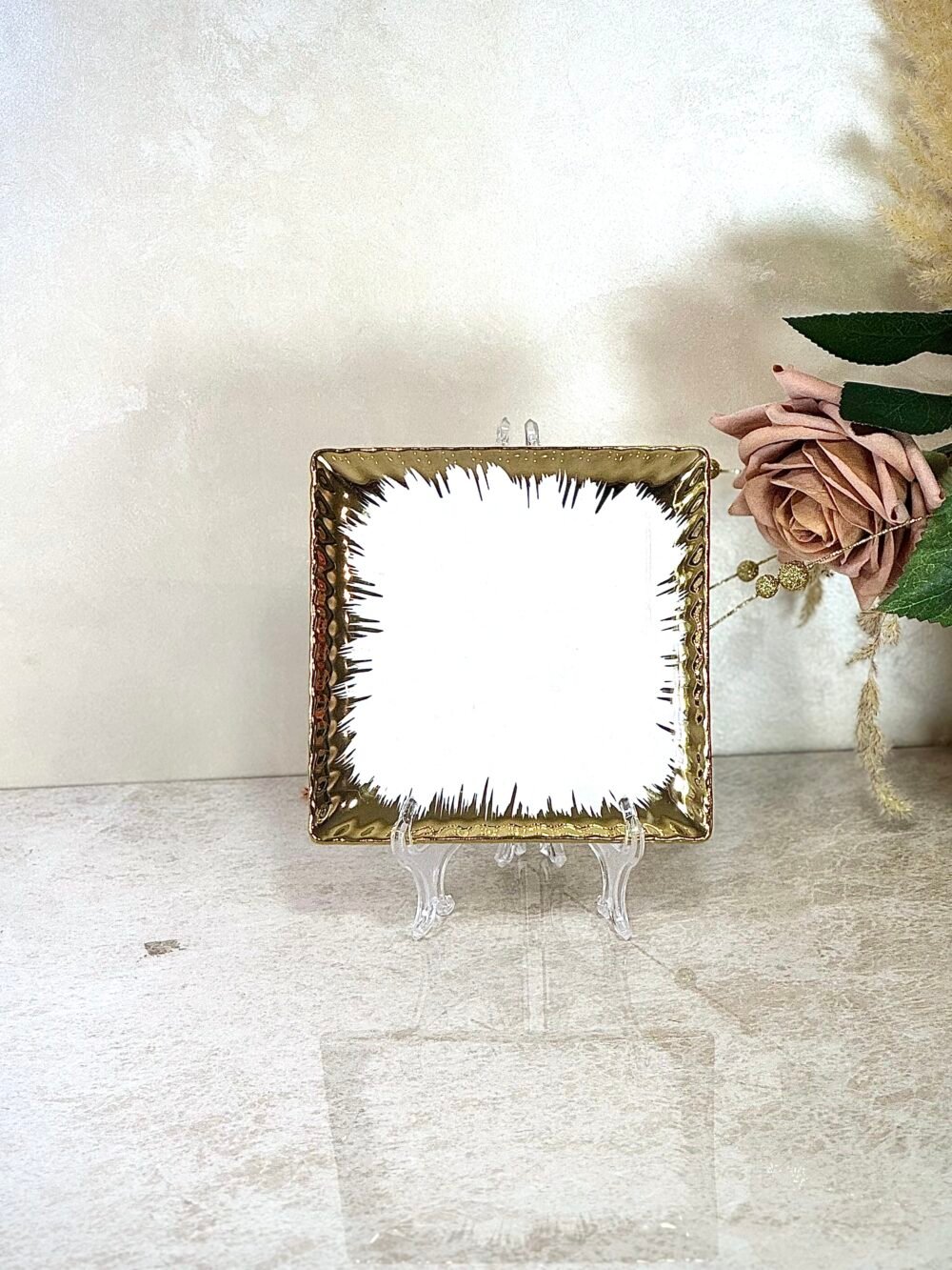 Assiette Carrée Blanche avec Bords Dorés – Disponible en 4 Tailles