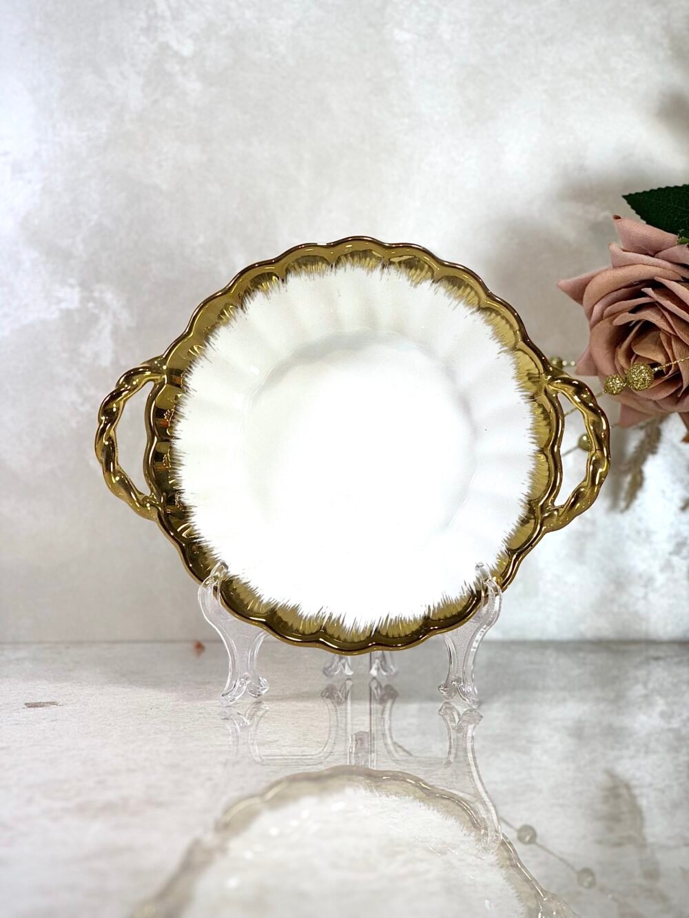 Bol Rond Blanc et Doré avec Poignées – Design Élégant et Pratique pour Votre Table