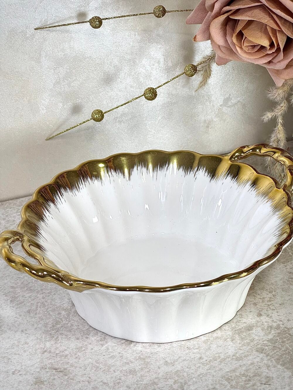 Bol Rond Blanc et Doré avec Poignées – Design Élégant et Pratique pour Votre Table