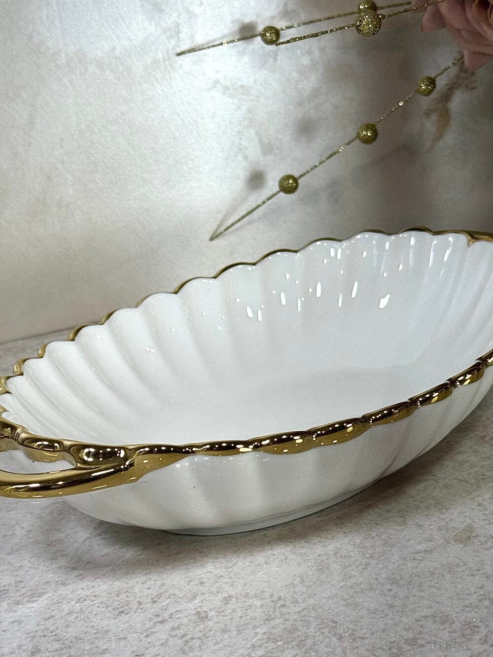 Bol Ovale de Présentation Blanc avec Motifs Dorés et Poignées Élégantes